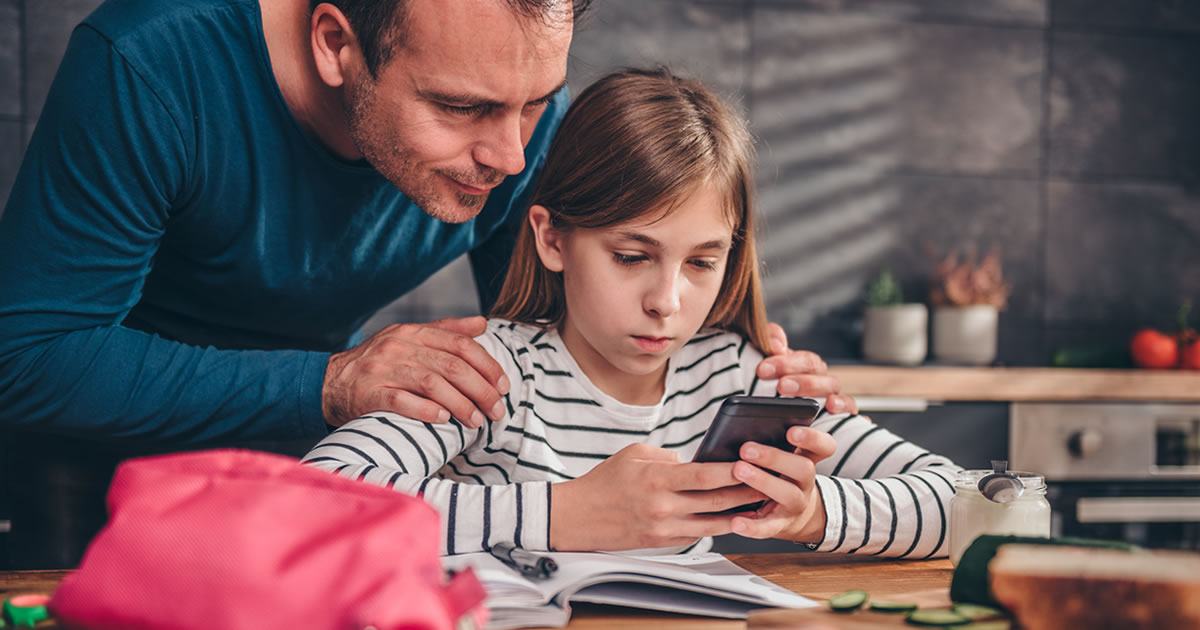 Comment choisir le premier smartphone de votre enfant : 4 choses