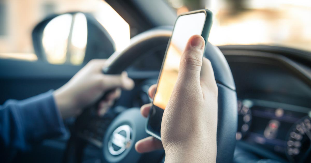 Téléphone au volant : conseils pour sensibiliser son ado